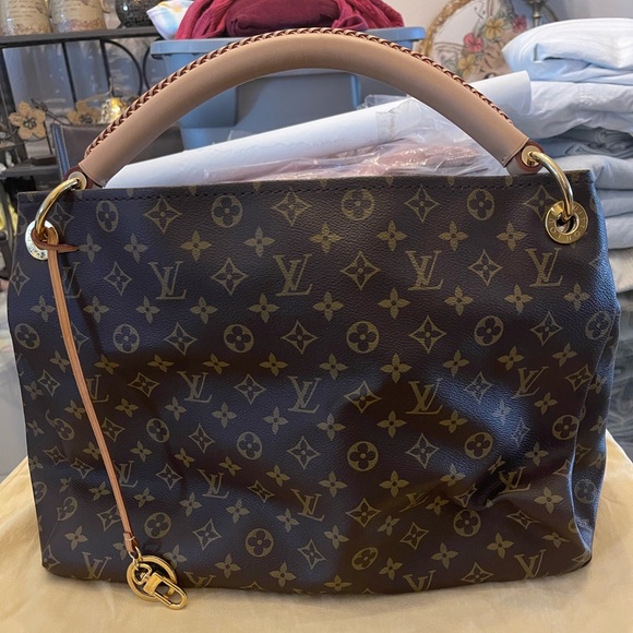 Authentic Louis Vuitton Artsy MM Bag Like New - Picture 9 of 16
